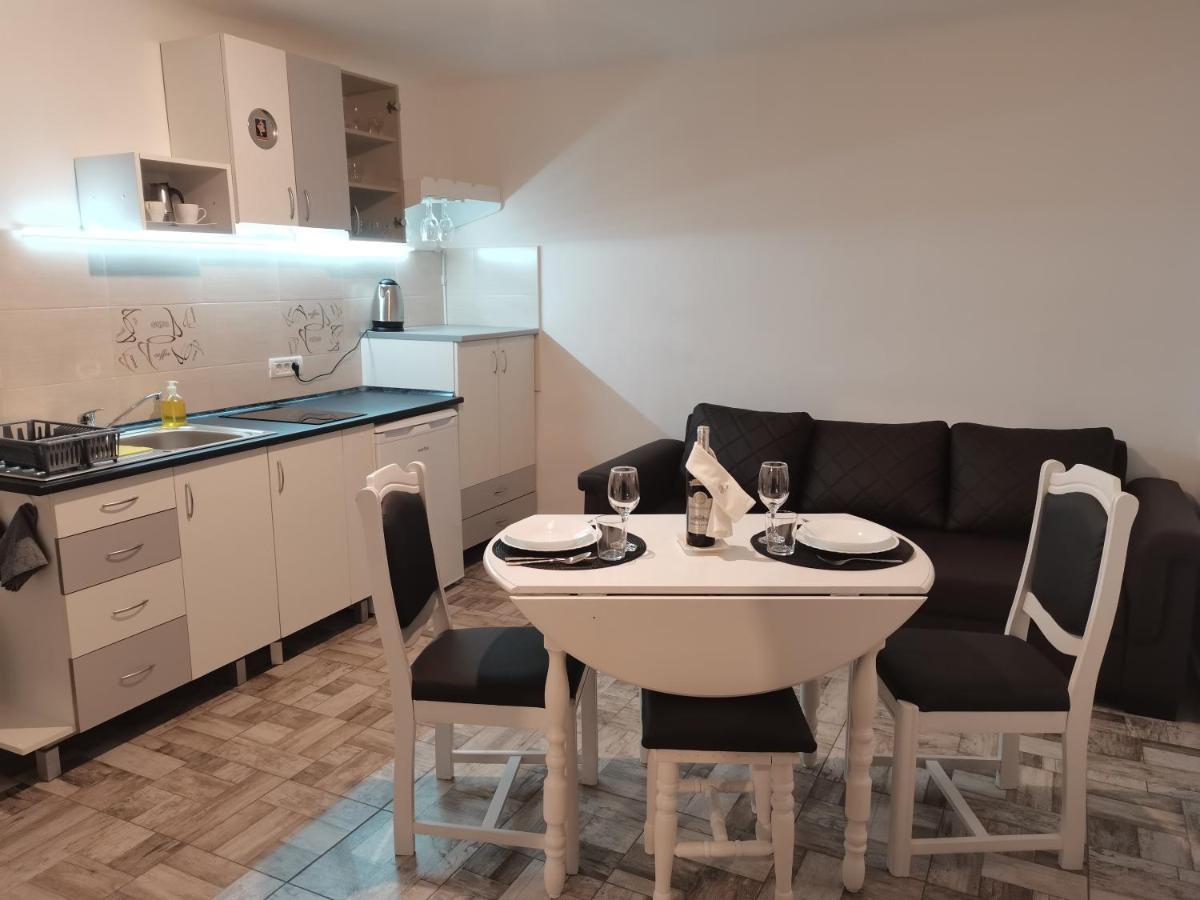 Carla'S Place Ap 2 Oradea Exteriör bild